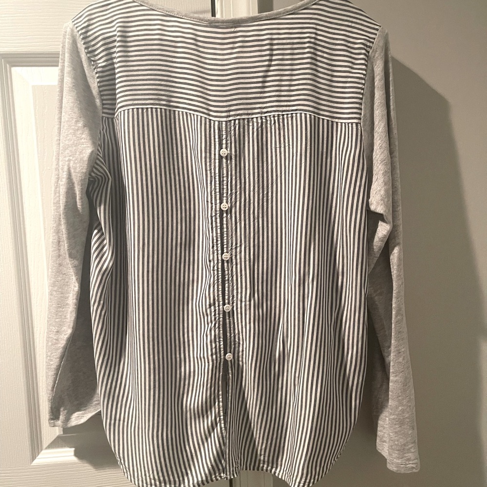 Vince Camuto Hi Lo blouse button down back detail